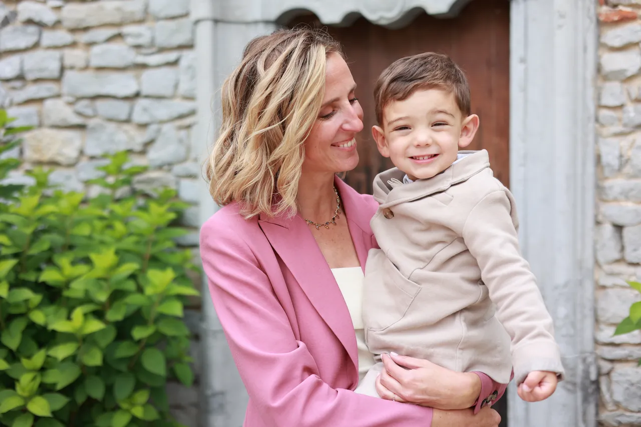 Un enfant tout sourire, porté dans les bras