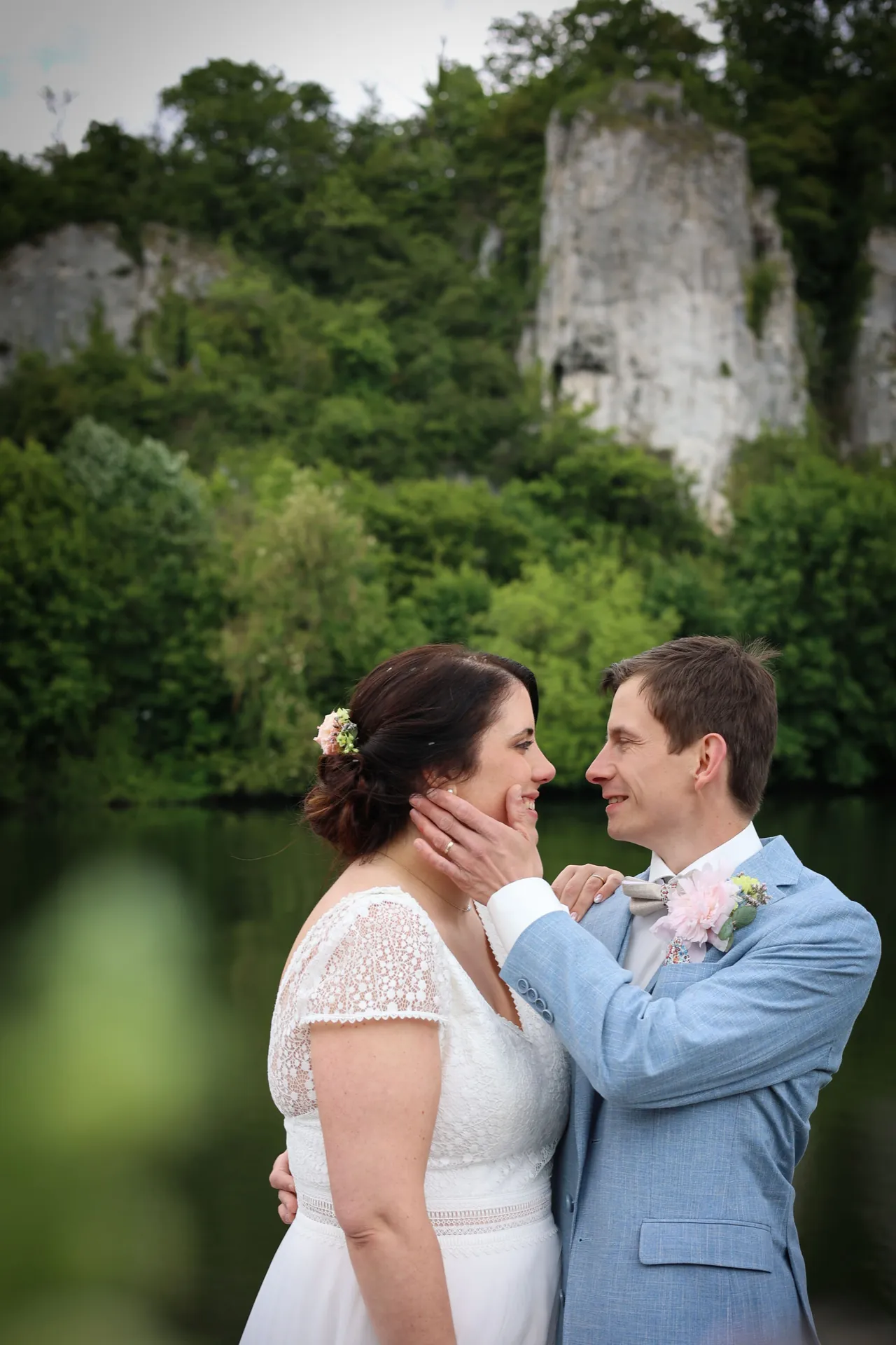 Une main sur son visage, au bord du lac