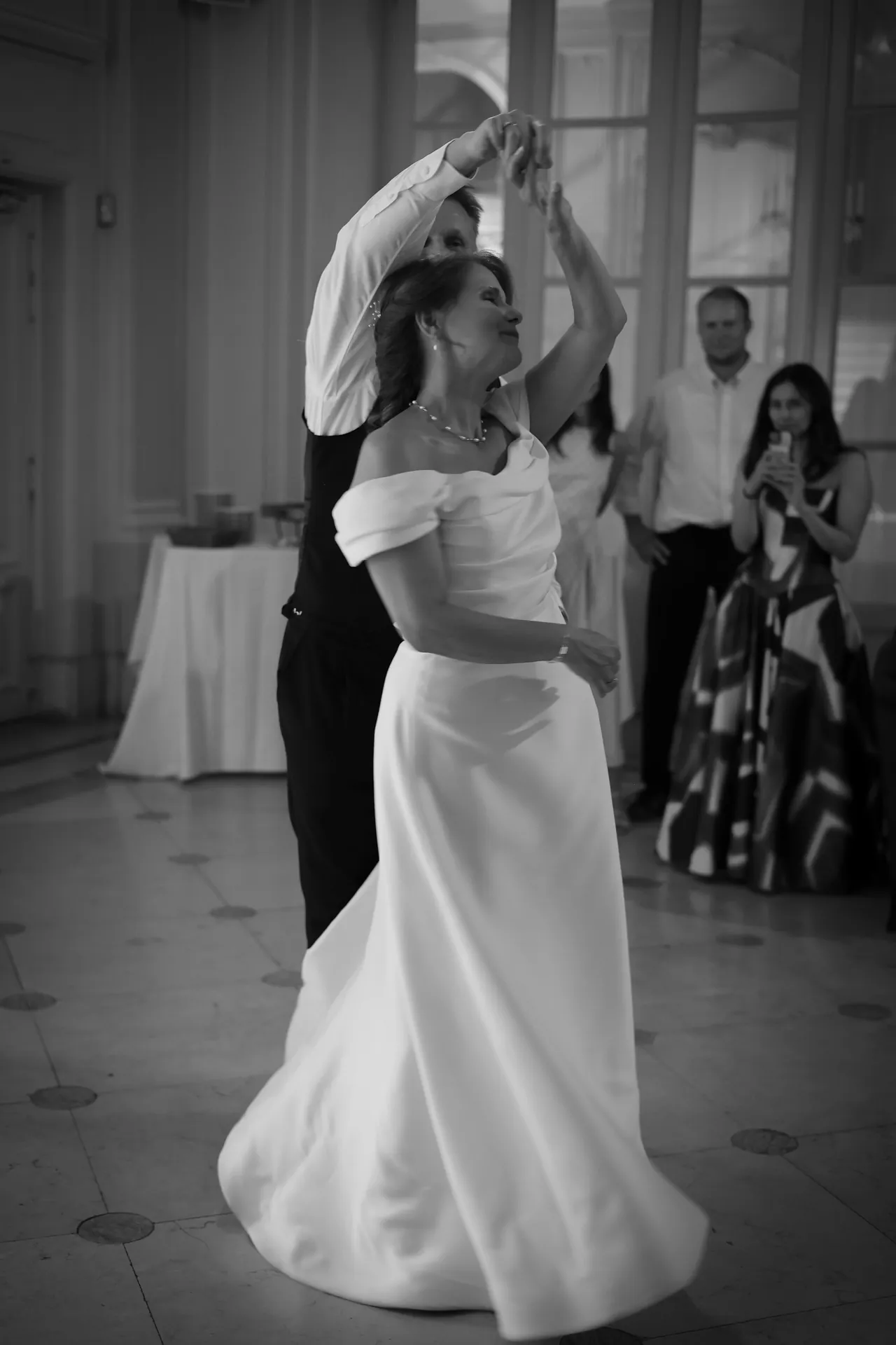 L'ouverture de bal, en noir et blanc