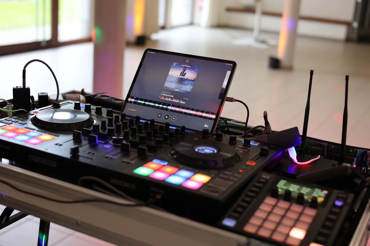 De regie in de nog lege zaal: controller met oplichtende pads, tablet en antennes van de microfoons