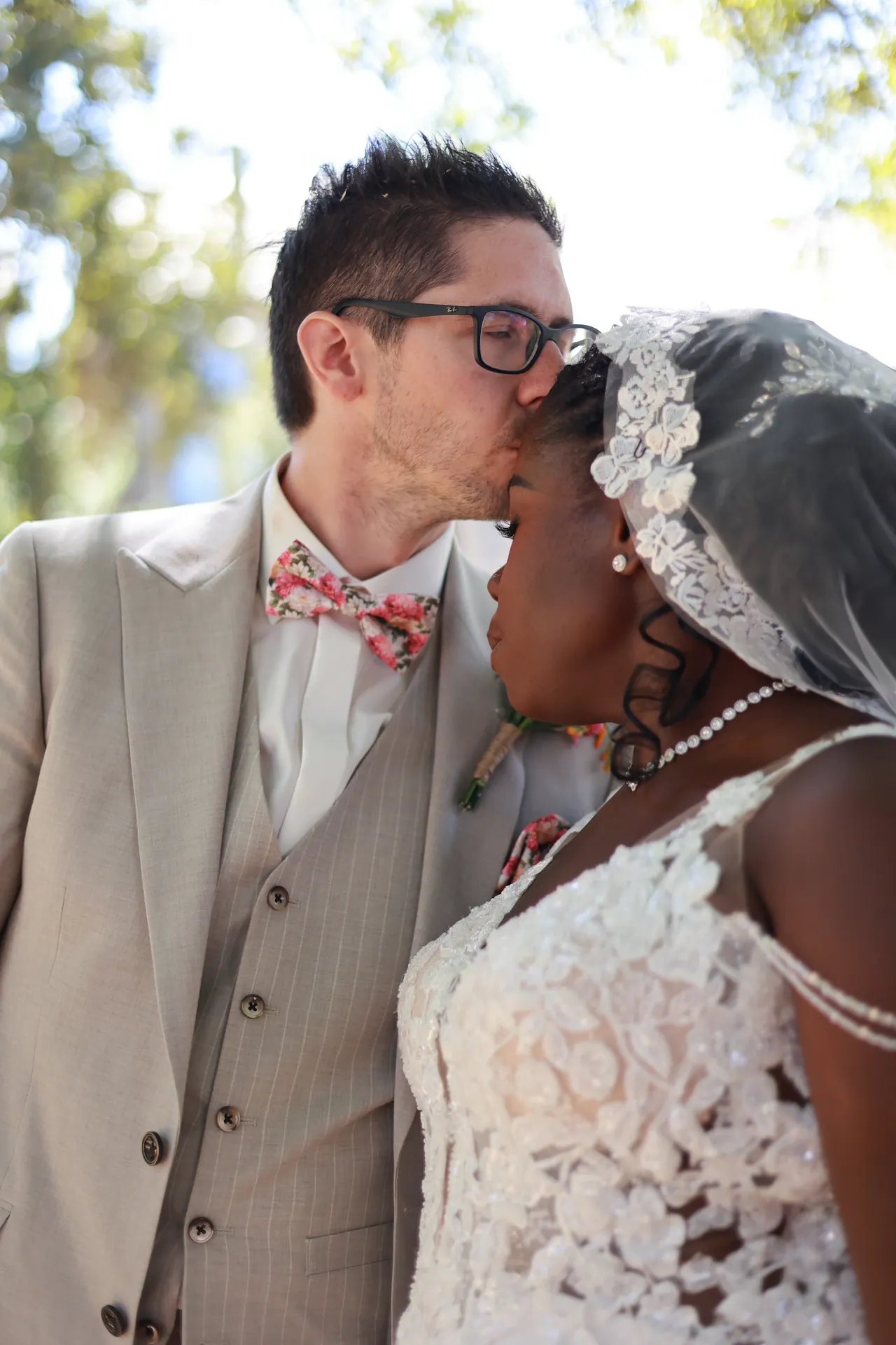 Un baiser sur le front, les yeux fermés