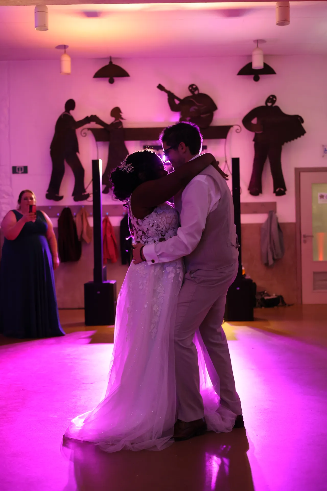La première danse, dans la lumière rose de la piste