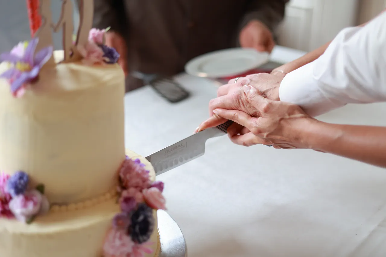 Deux mains sur le couteau, pour le gâteau