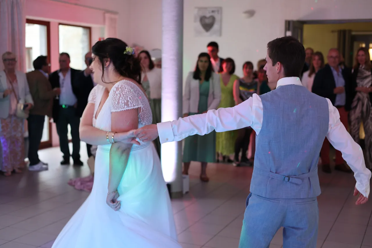 Un pas de danse, bras tendus