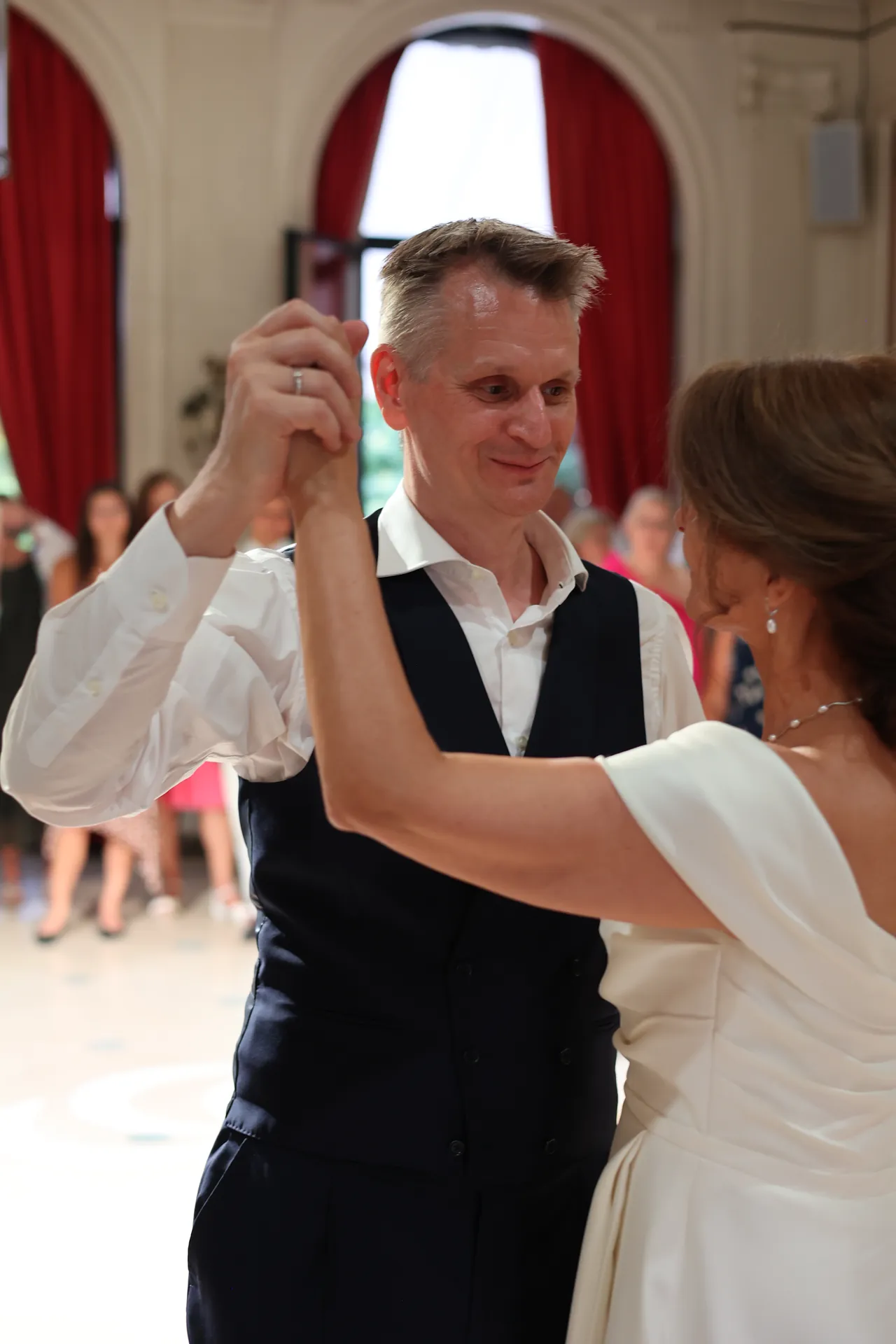 Un pas de danse, tout sourire