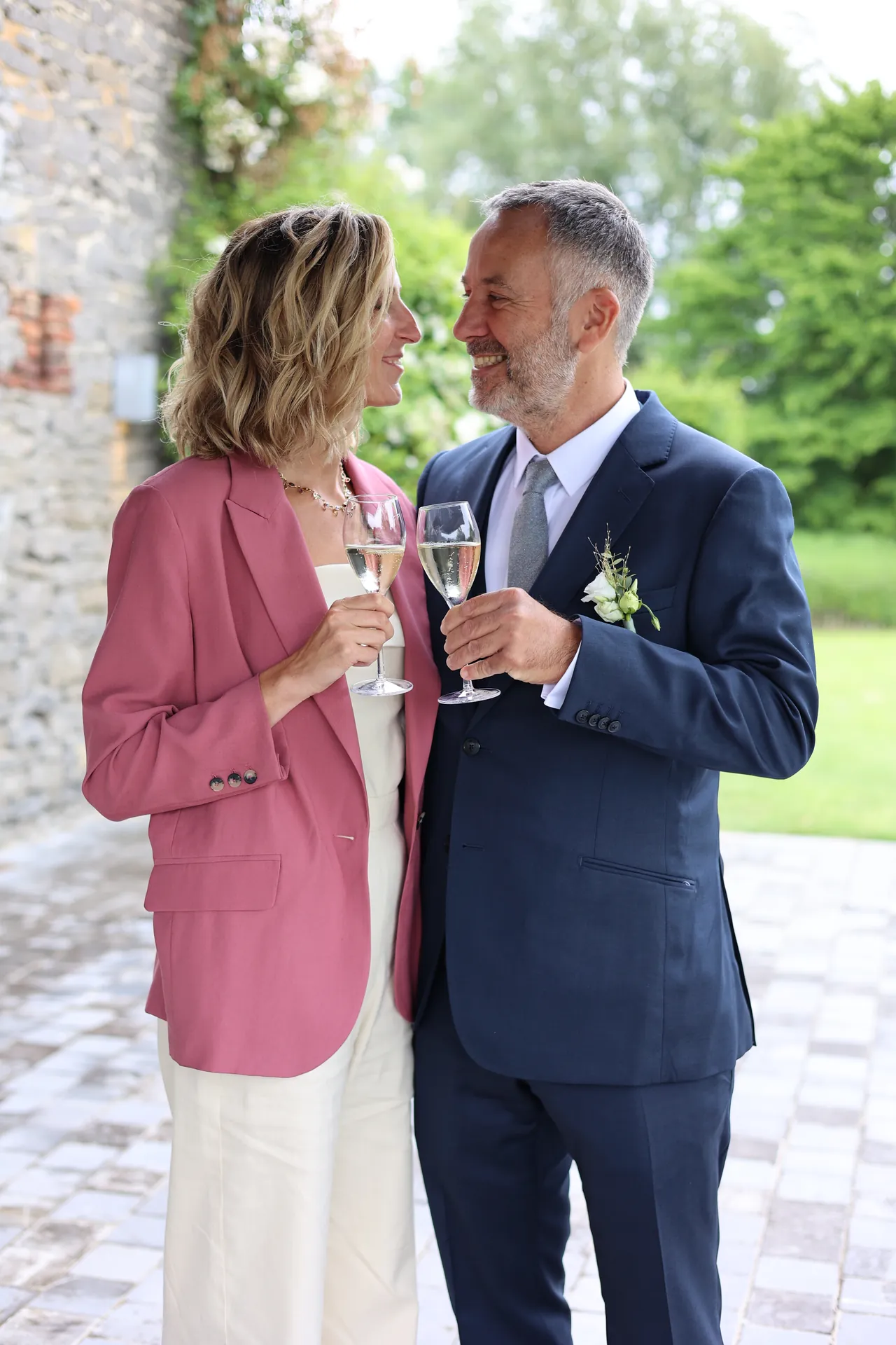 Le couple trinque, un regard complice