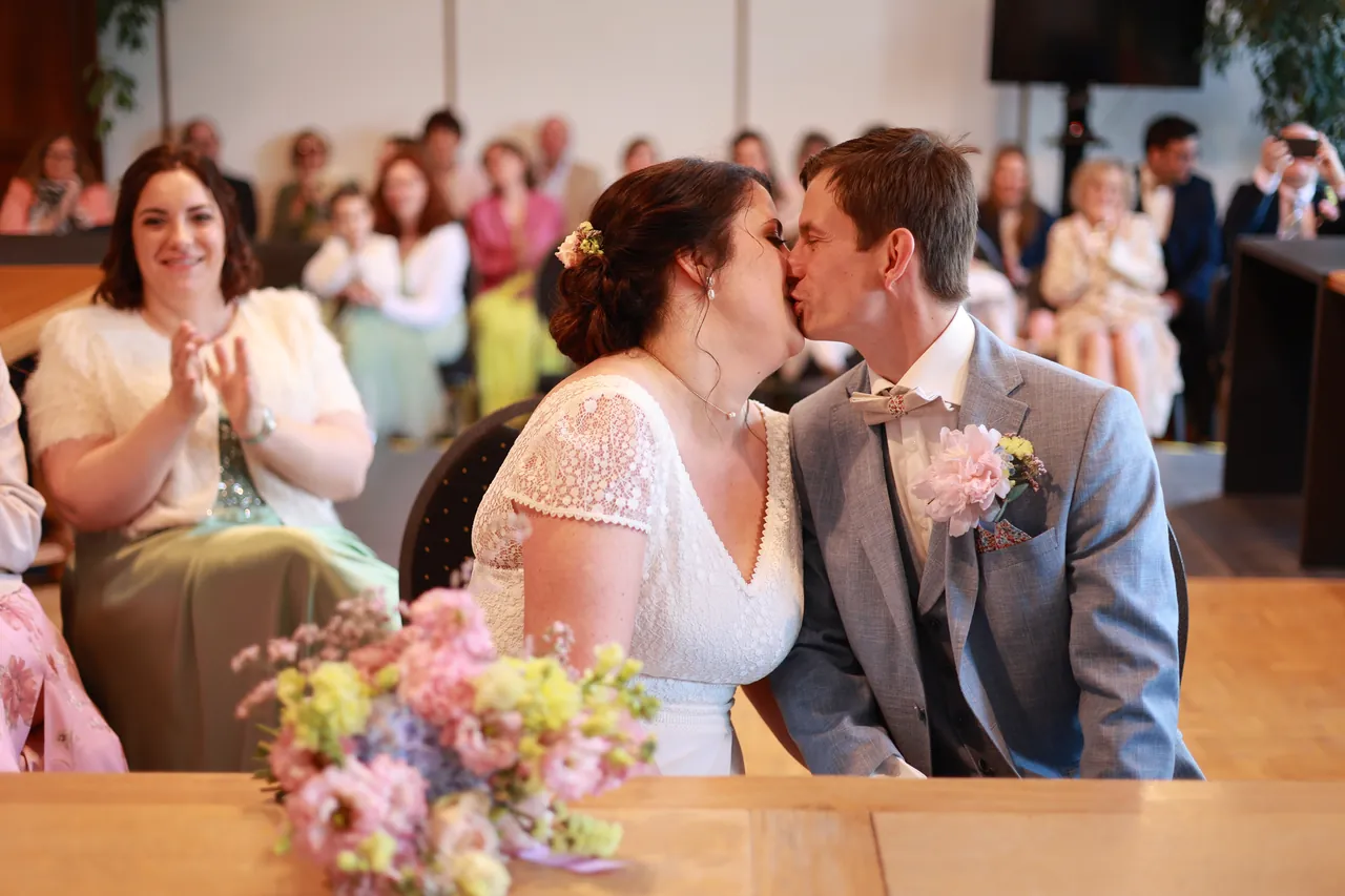 Un baiser à la table de la cérémonie civile