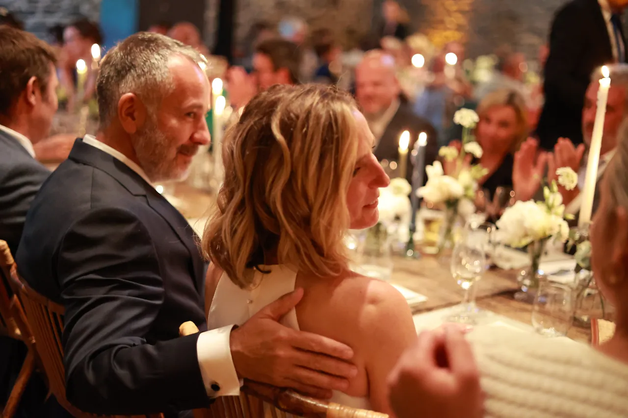 Une main sur l'épaule, pendant le dîner aux chandelles