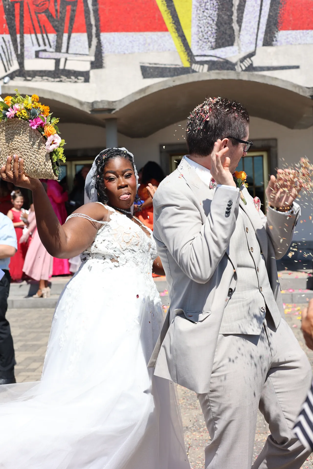 Sous une pluie de confettis, en plein mouvement