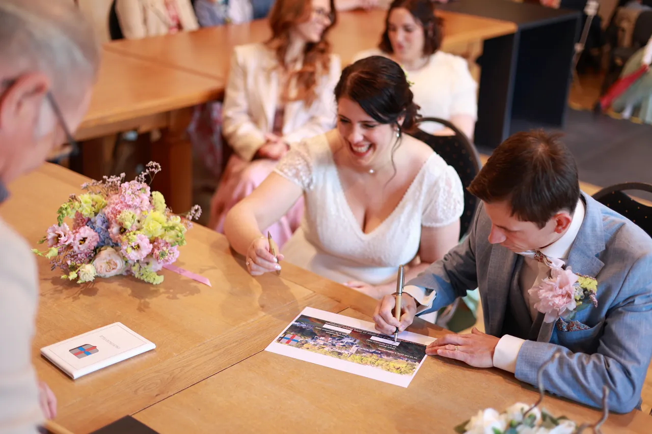 La signature du registre, dans un éclat de rire