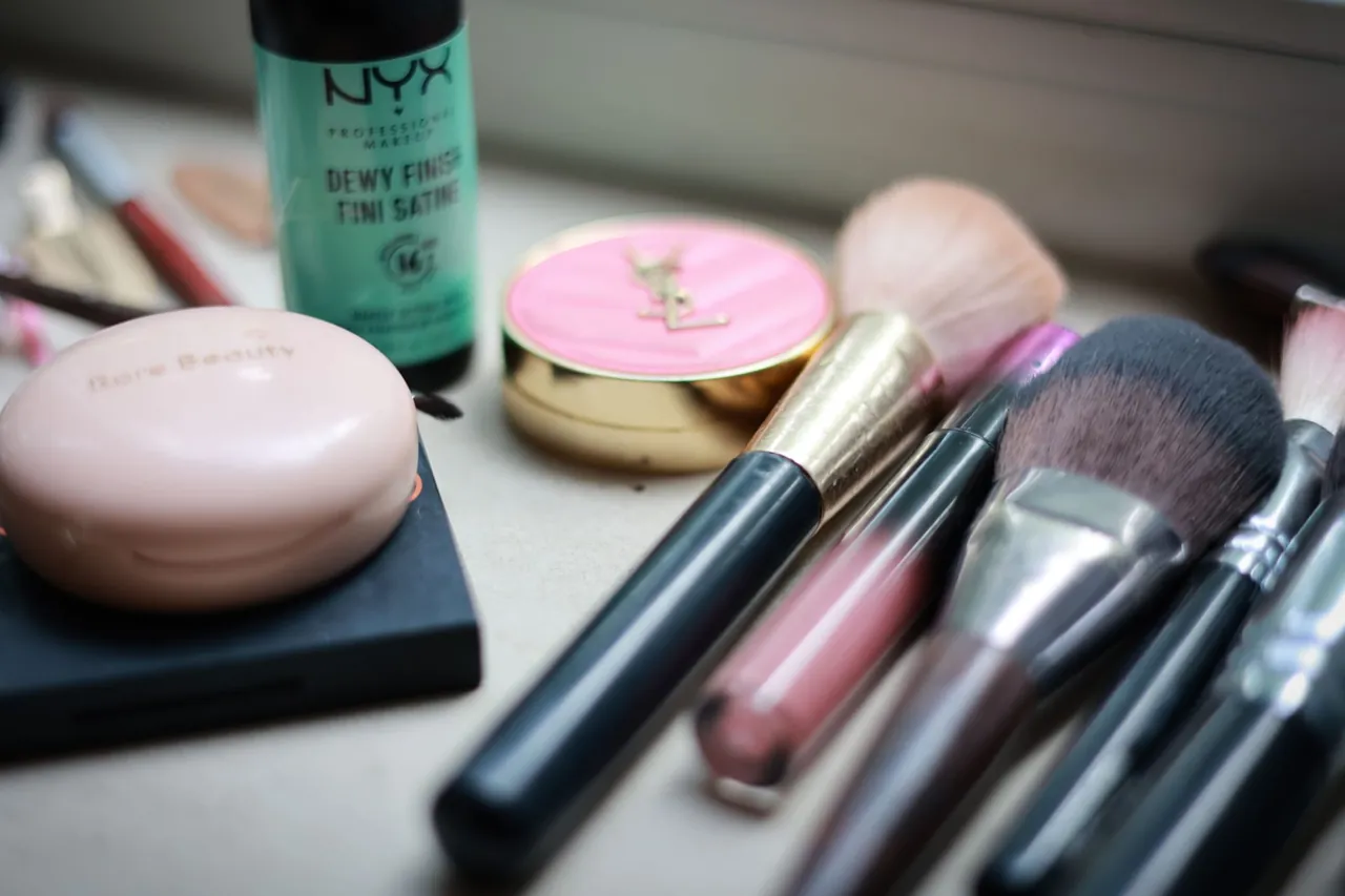 Pinceaux et poudriers de maquillage