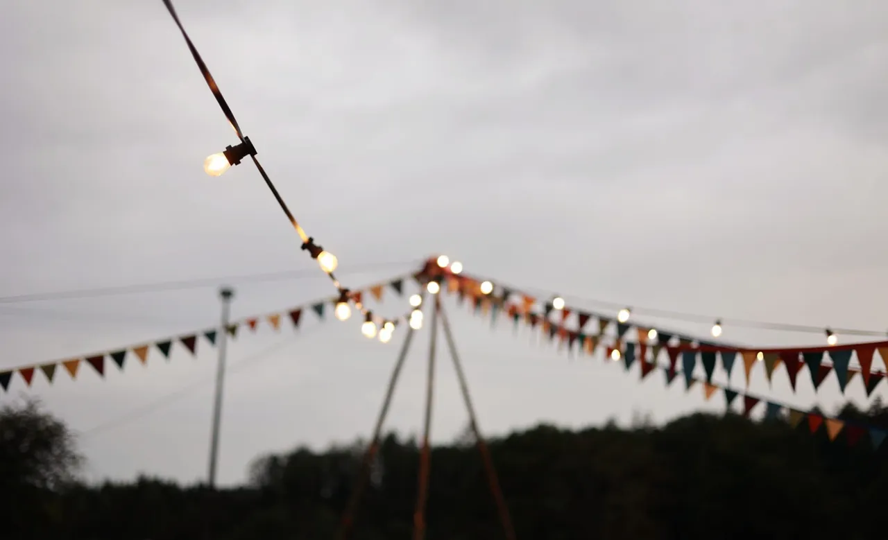Guirlandes lumineuses et fanions au crépuscule