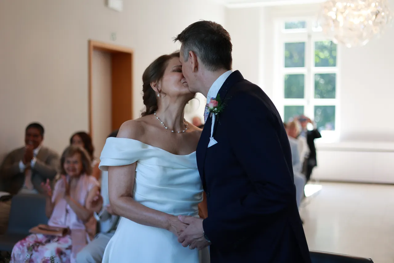 Un baiser pendant la cérémonie, sous les applaudissements