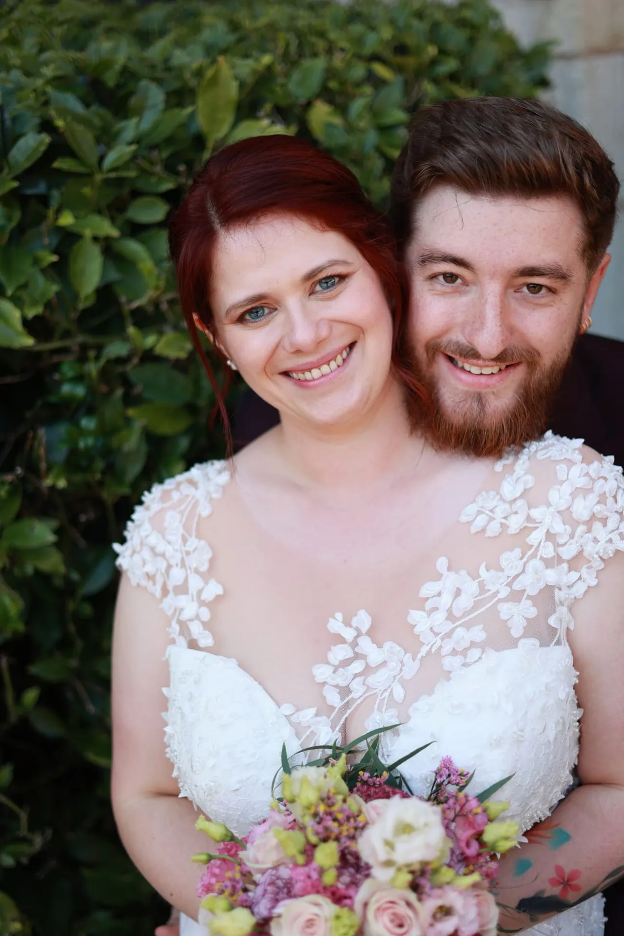 Joue contre joue, souriants, avec le bouquet