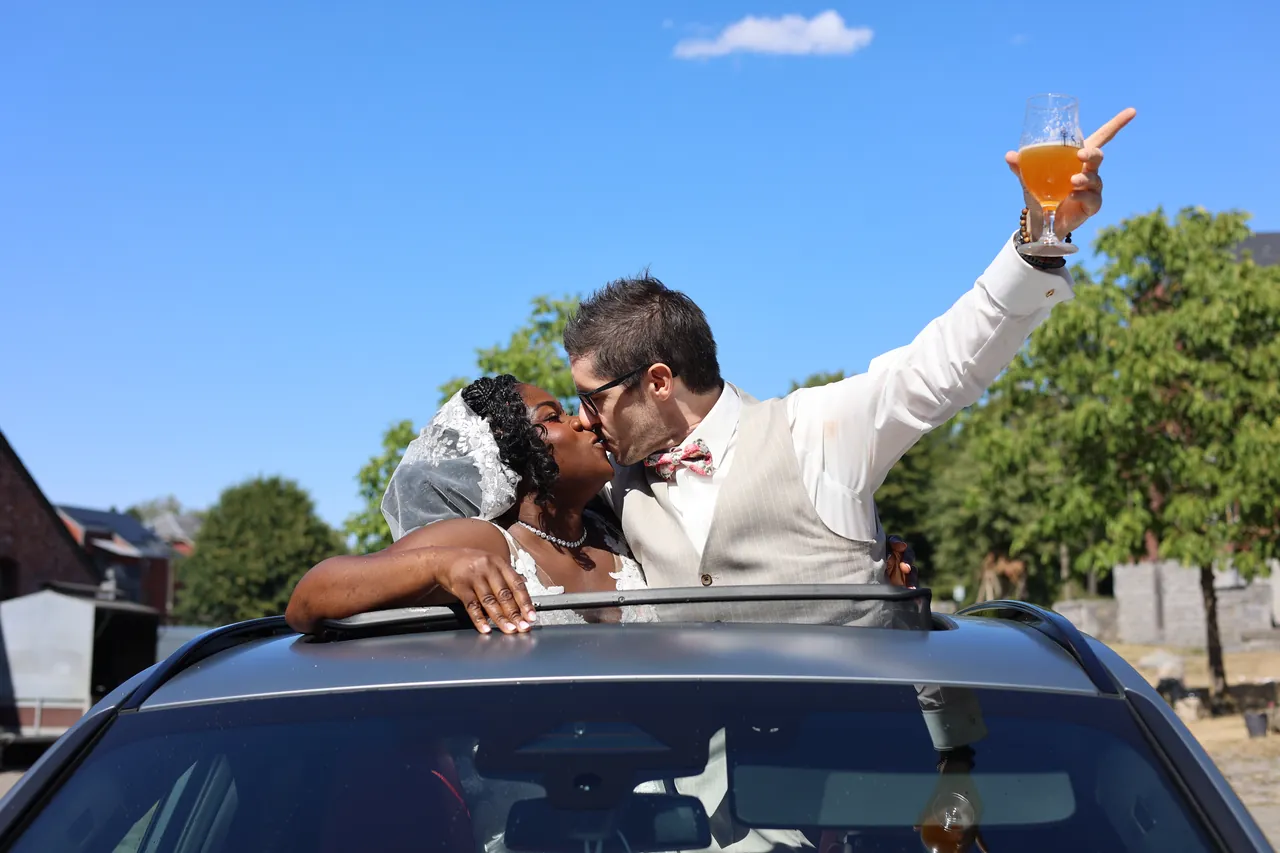 Un baiser par le toit ouvrant, un verre levé