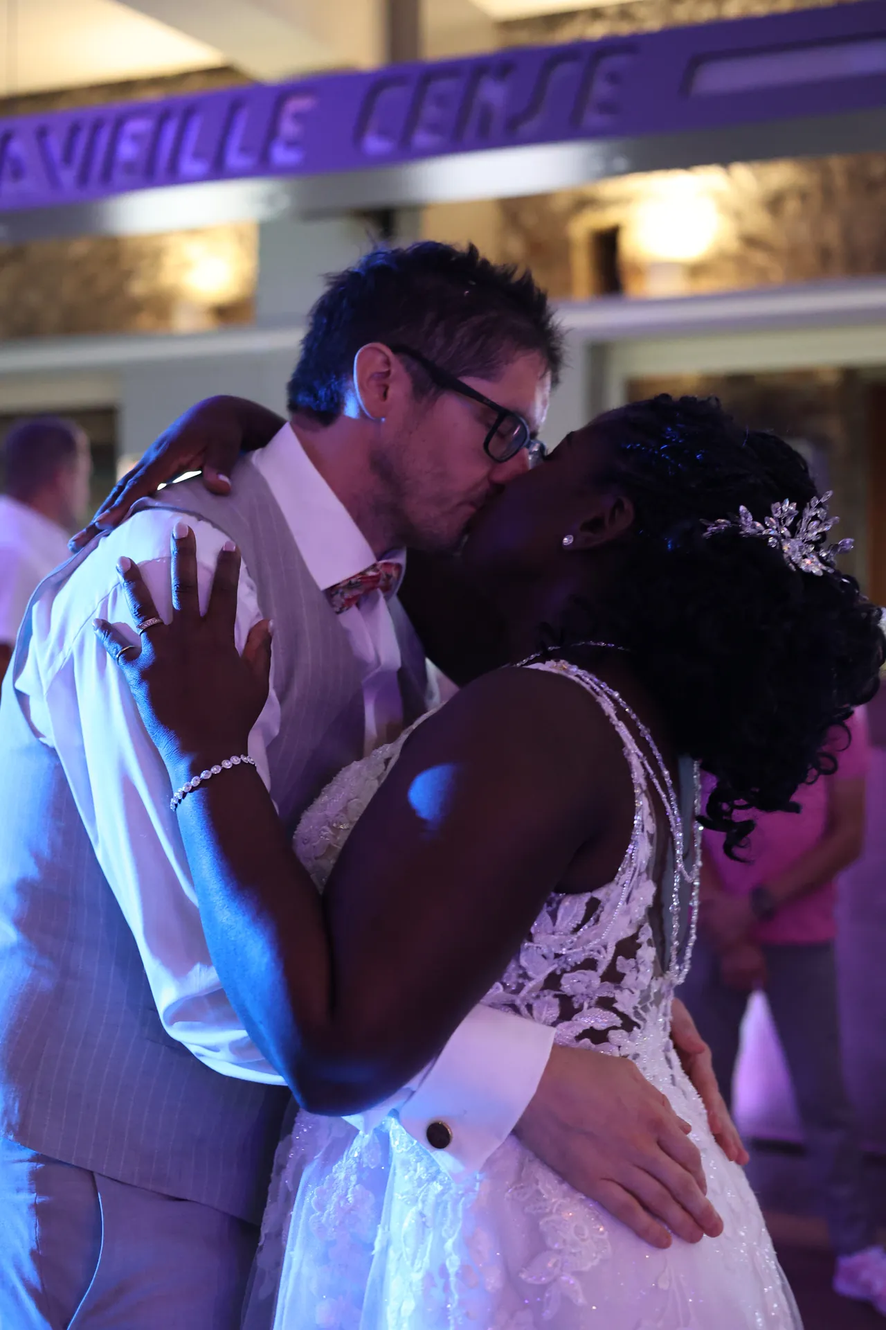 Un baiser pendant la première danse
