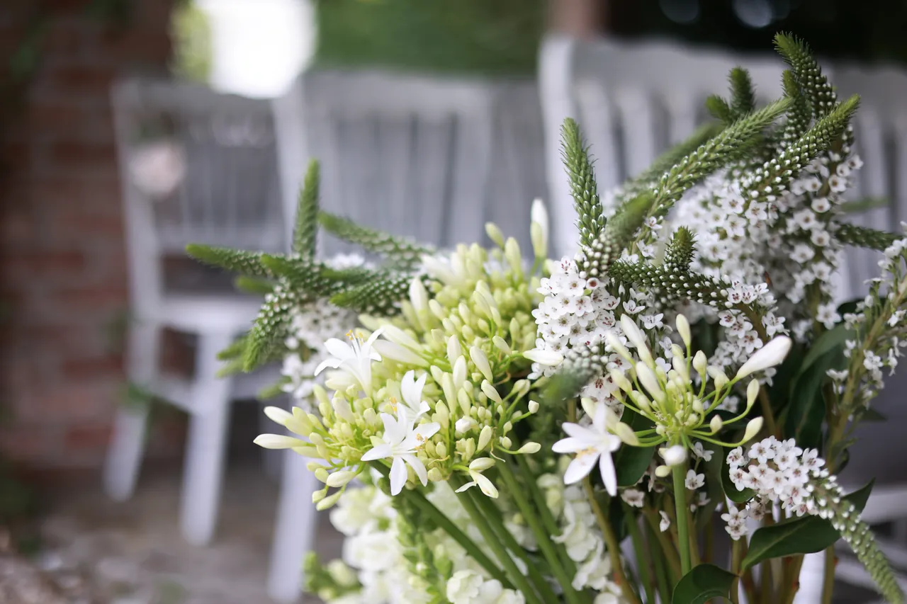 Un bouquet blanc devant les chaises de la cérémonie