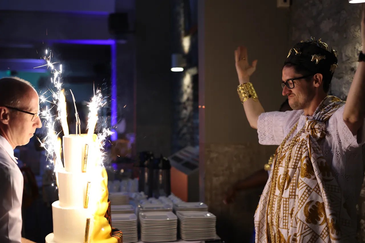 Le gâteau et ses feux de Bengale, bras levés