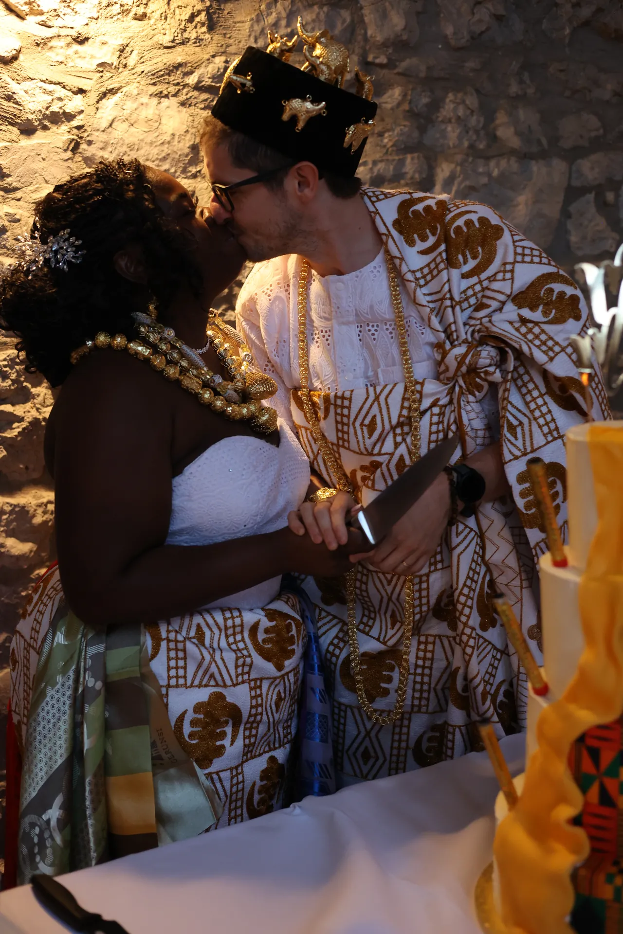 Un baiser derrière la pièce montée