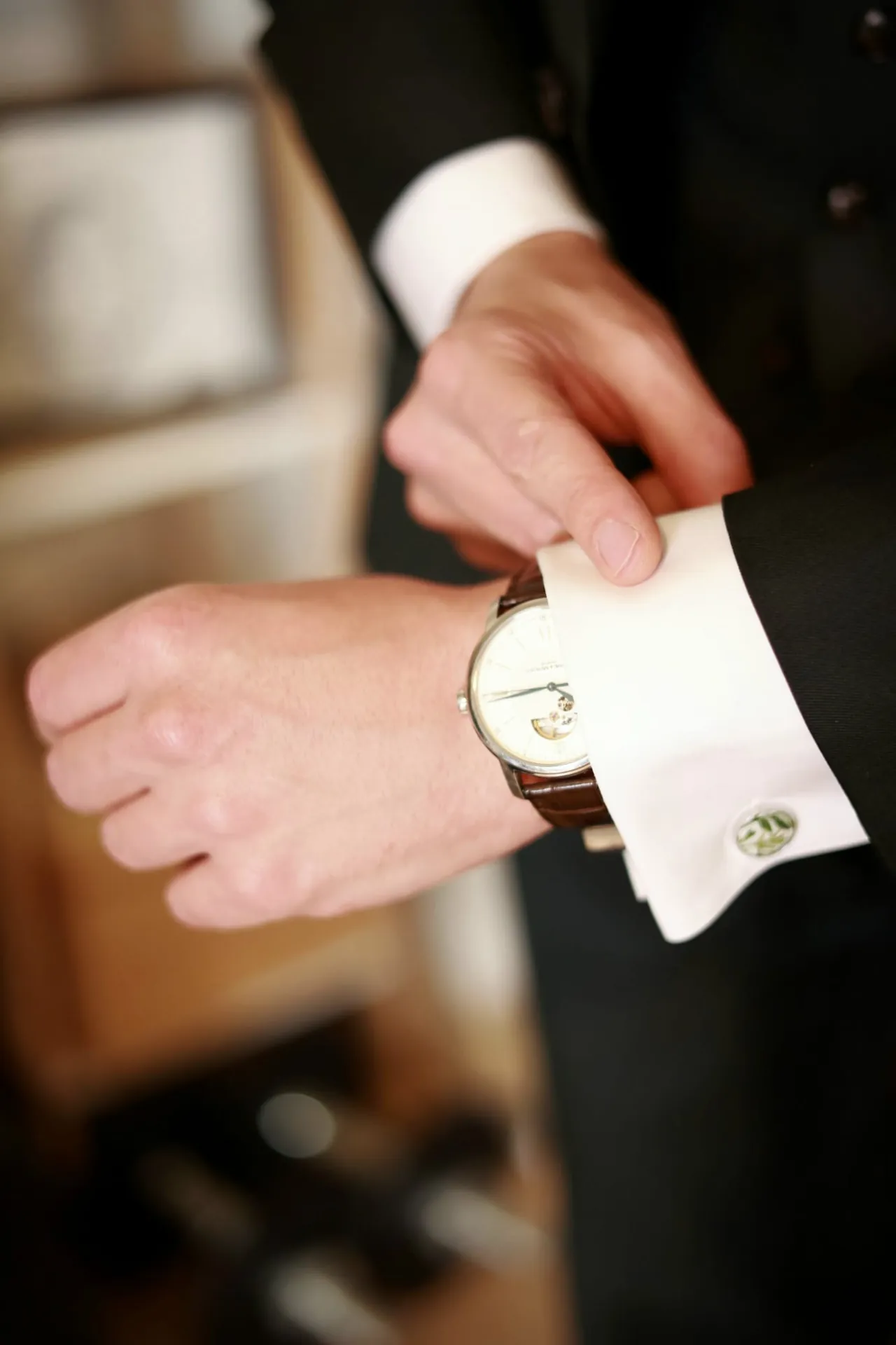 On ajuste une manchette, montre au poignet