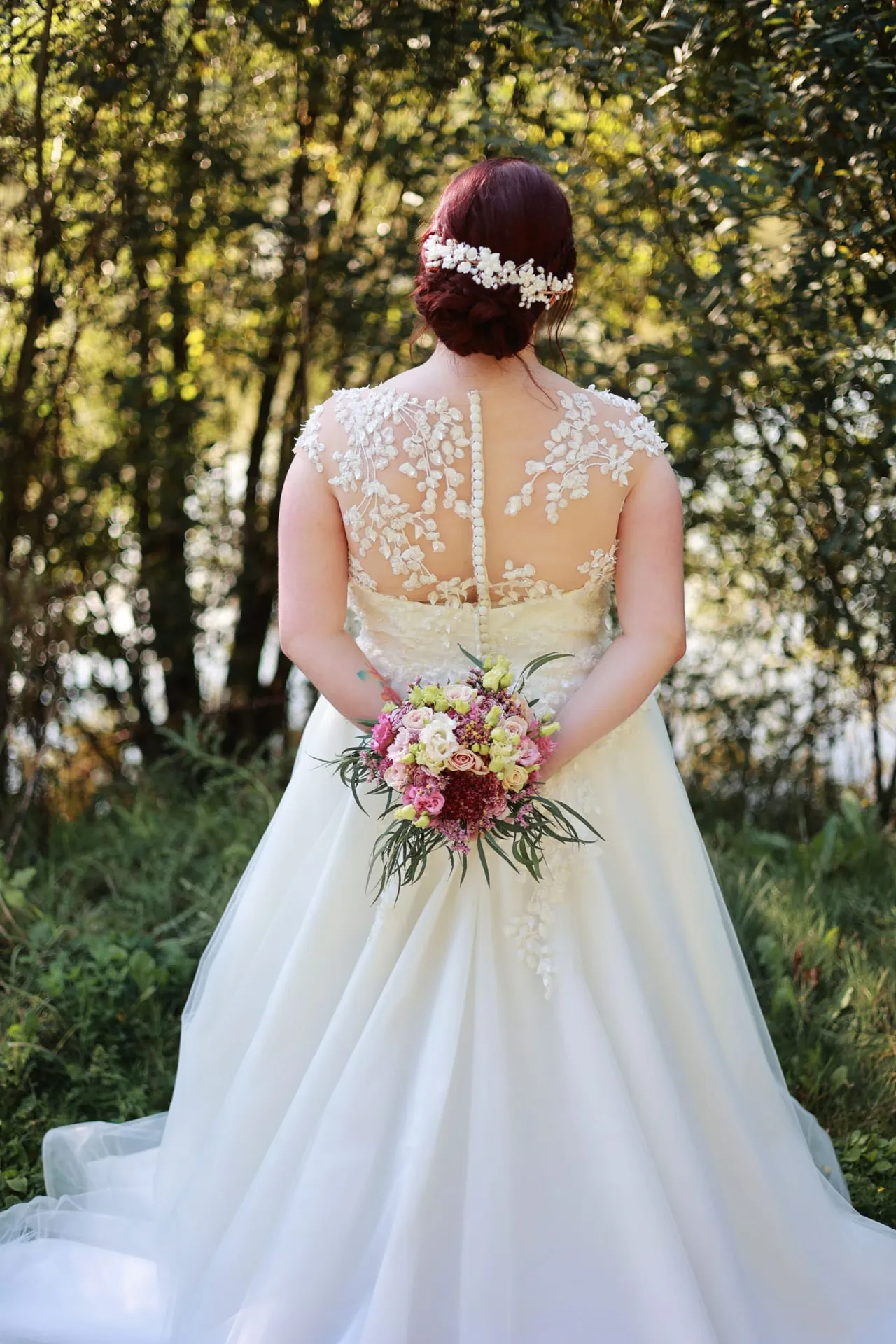 De dos, la dentelle et le bouquet tenu derrière