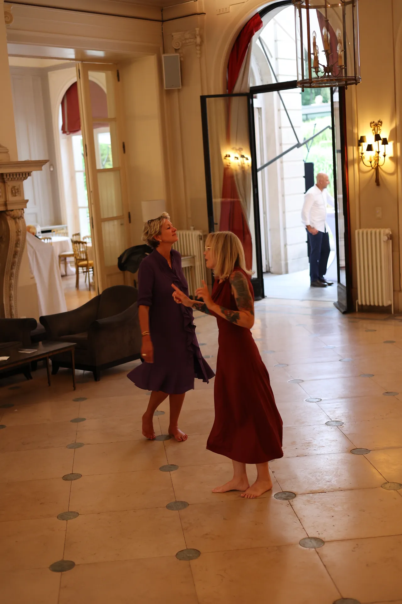 On danse pieds nus dans le hall