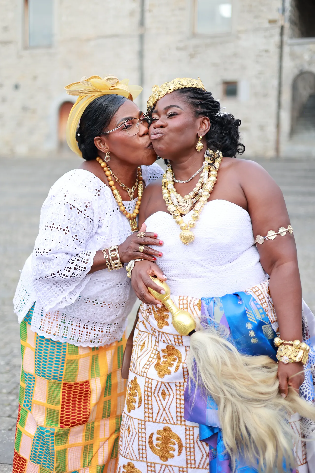 Un baiser sur la joue, parures dorées