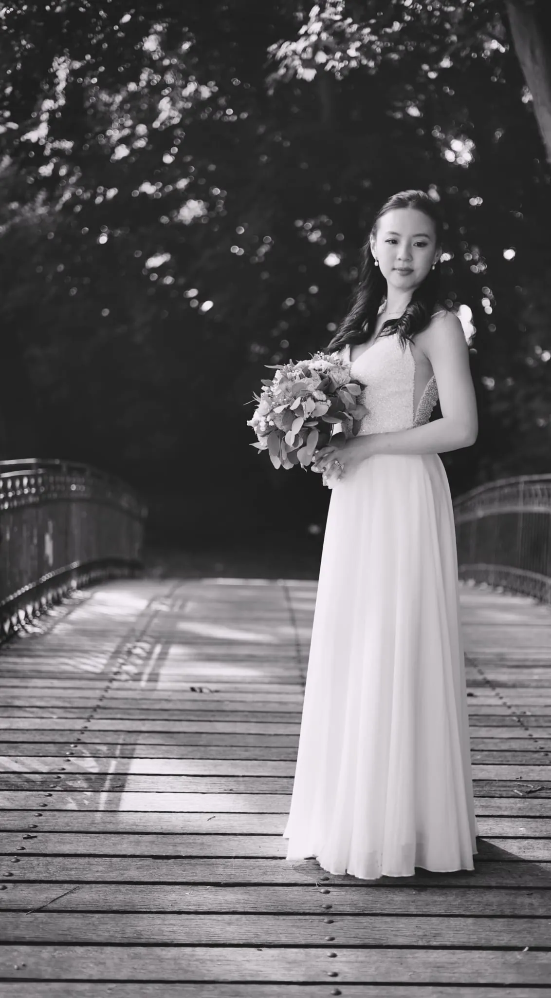 Portrait en pied sur le pont, en noir et blanc