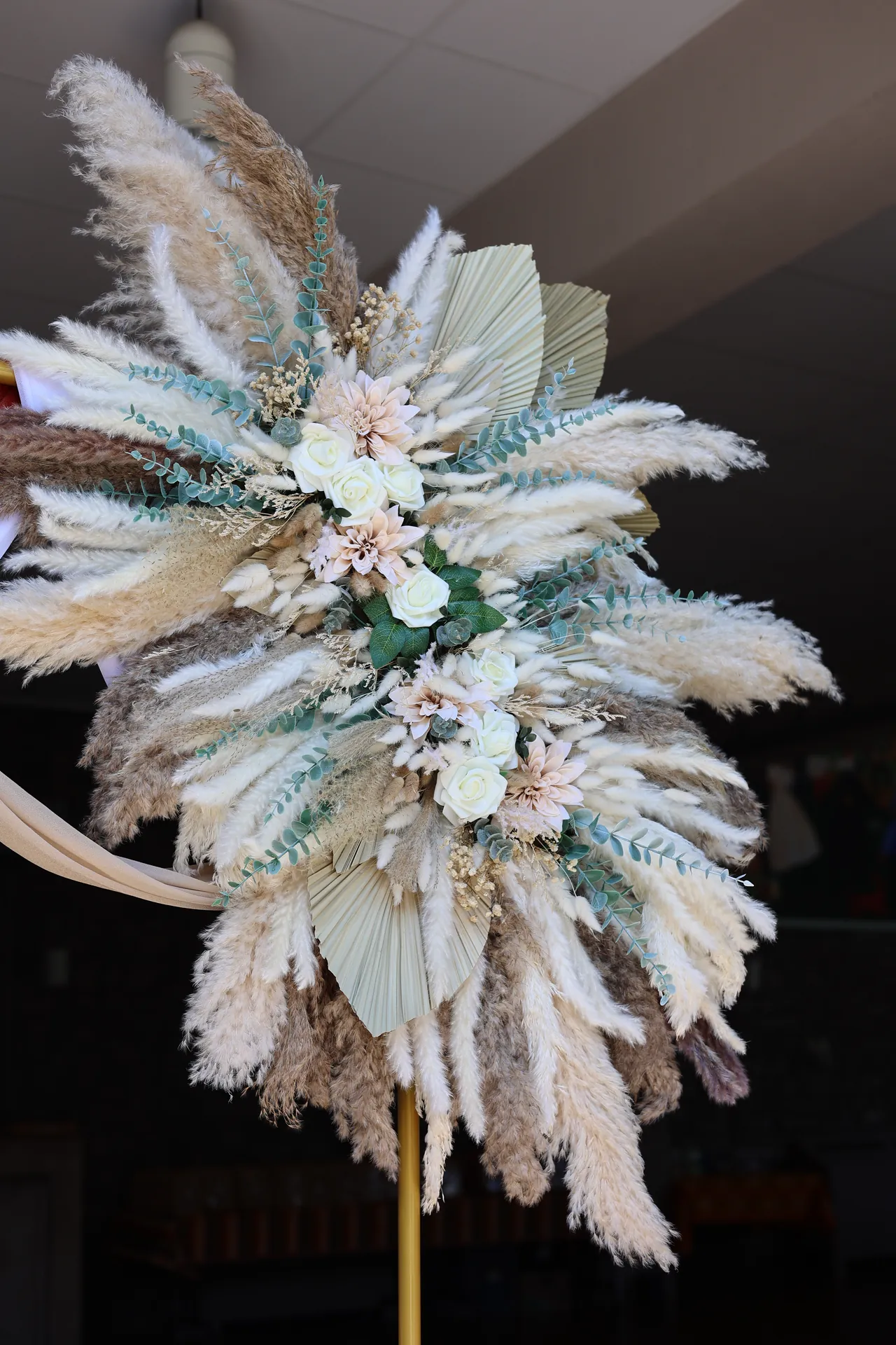 Une composition de pampas et de fleurs séchées