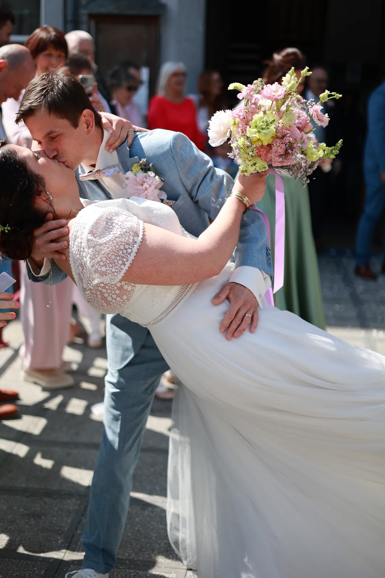Un baiser renversé, le bouquet levé