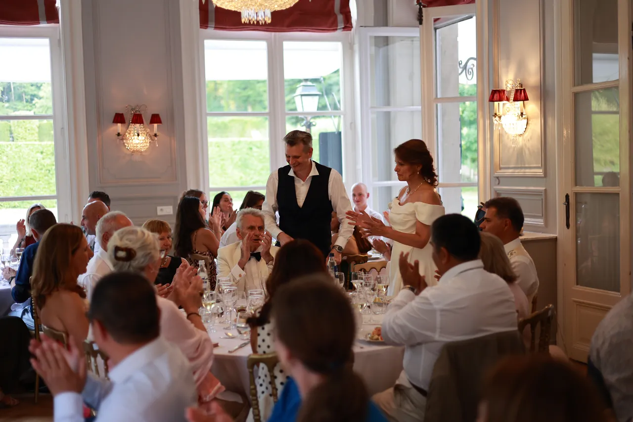 Le couple à table, sous les applaudissements