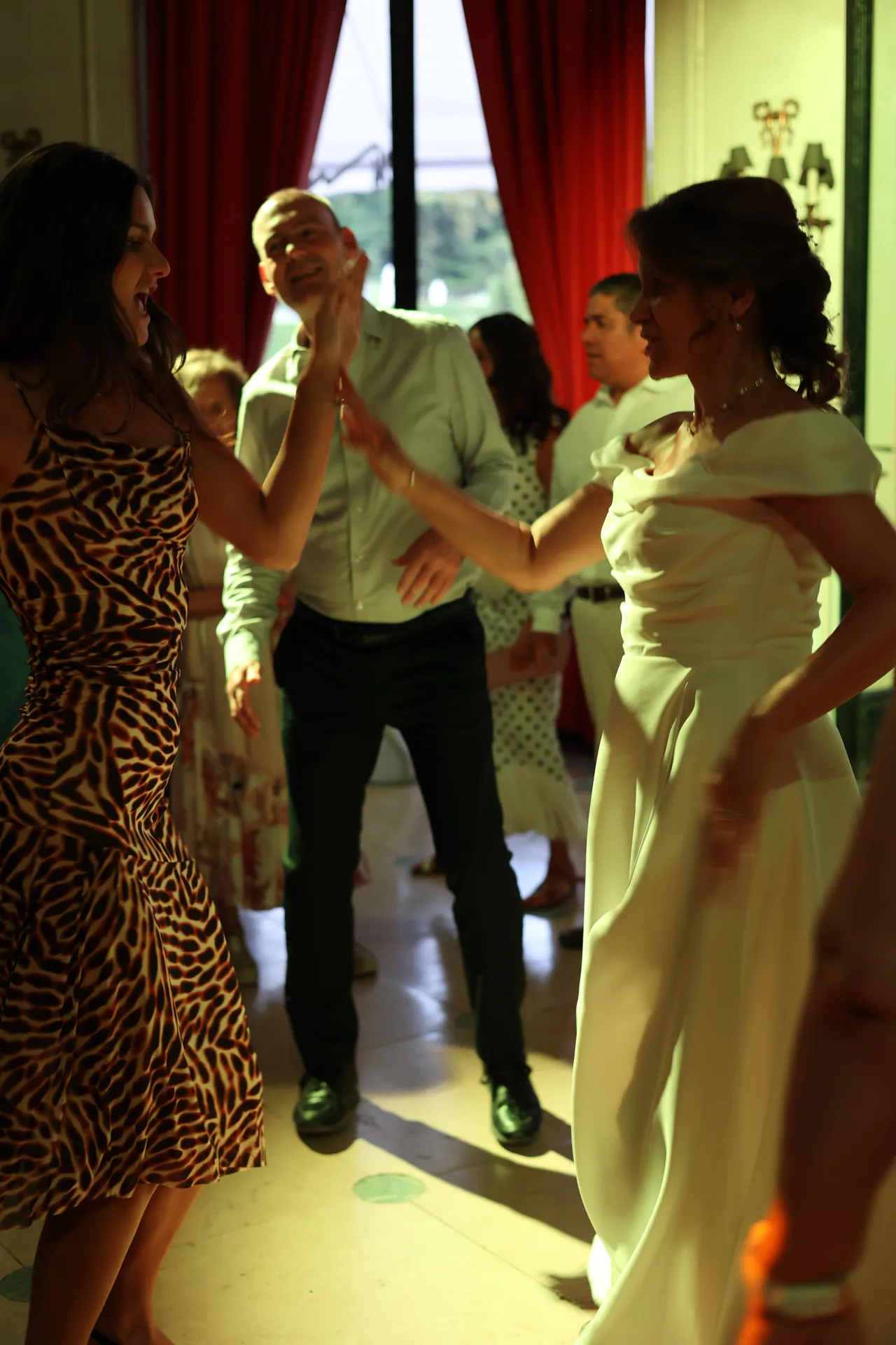On danse, dans la lumière chaude du salon