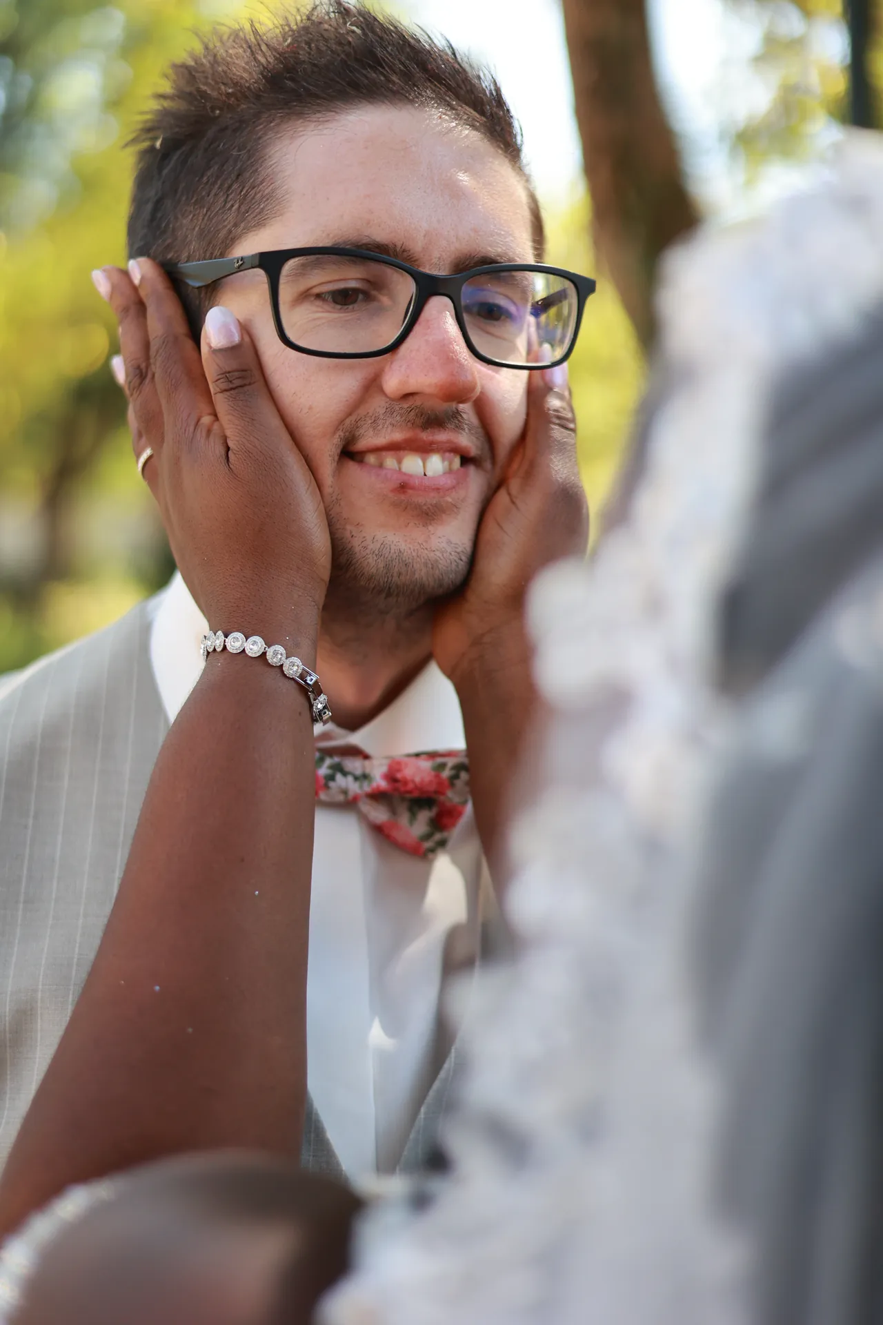 Le visage entre ses mains, un sourire