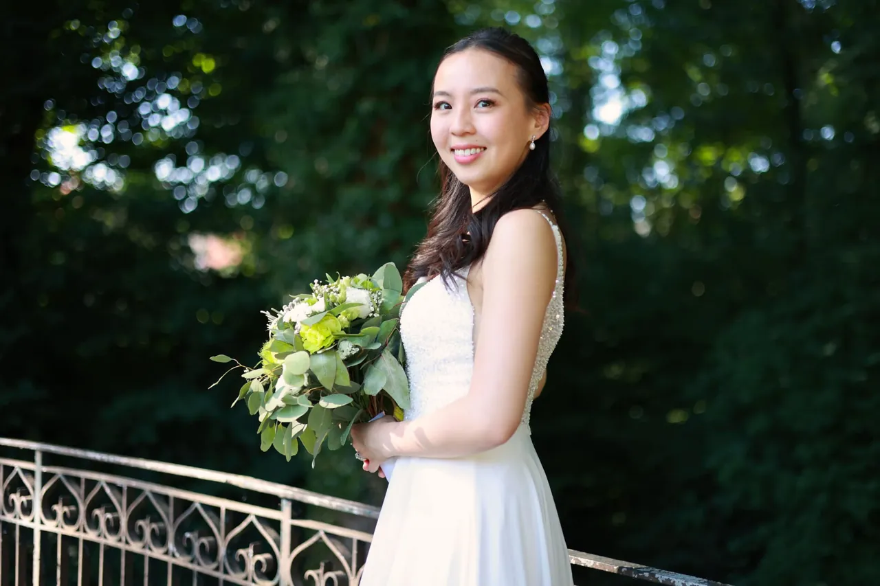 Portrait souriant sur le pont, bouquet vert