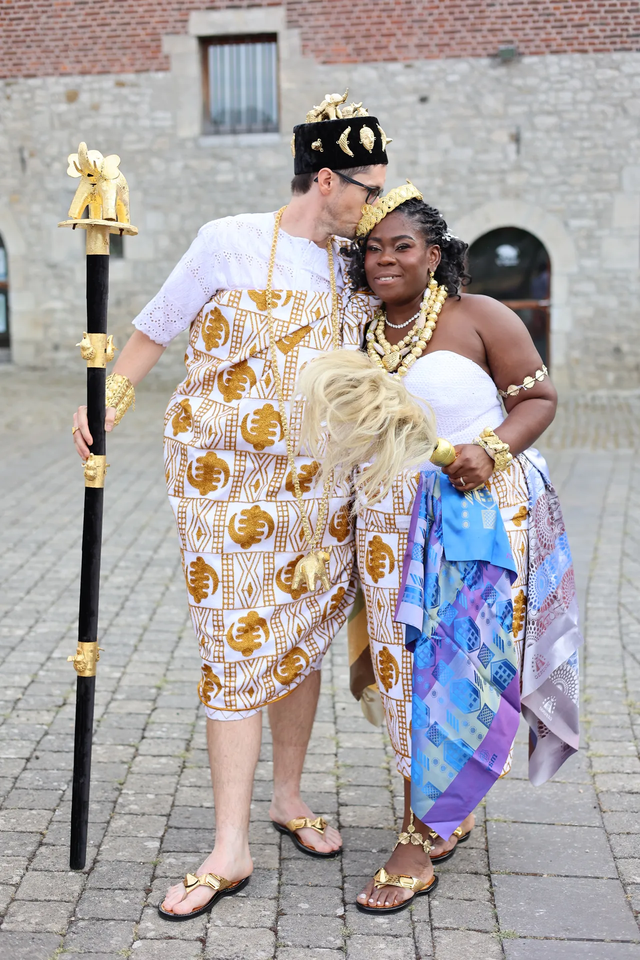 Un baiser sur le front, en tenues traditionnelles