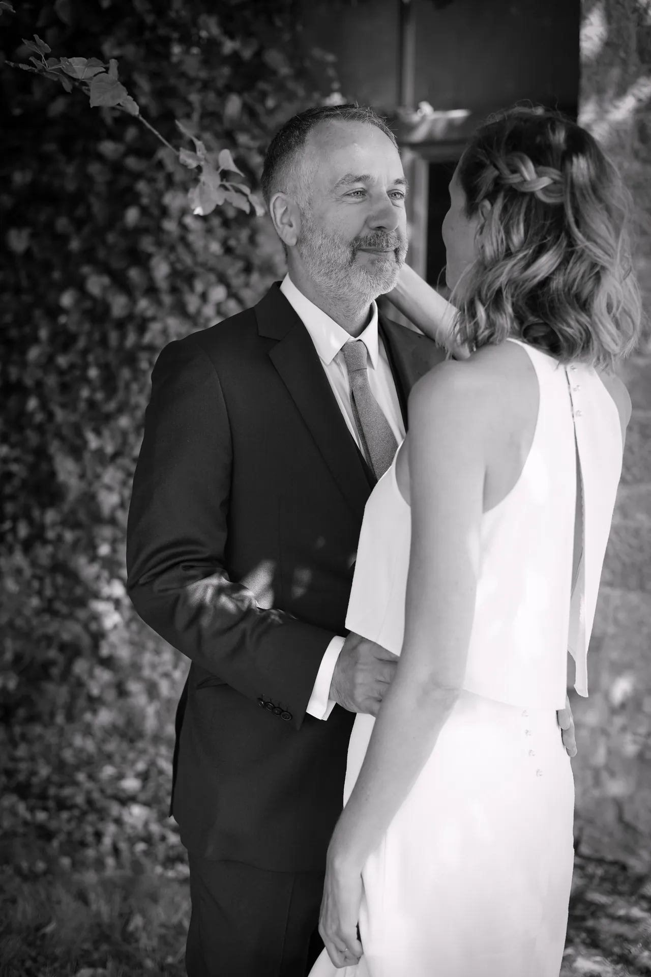 Un regard amoureux devant le lierre, en noir et blanc