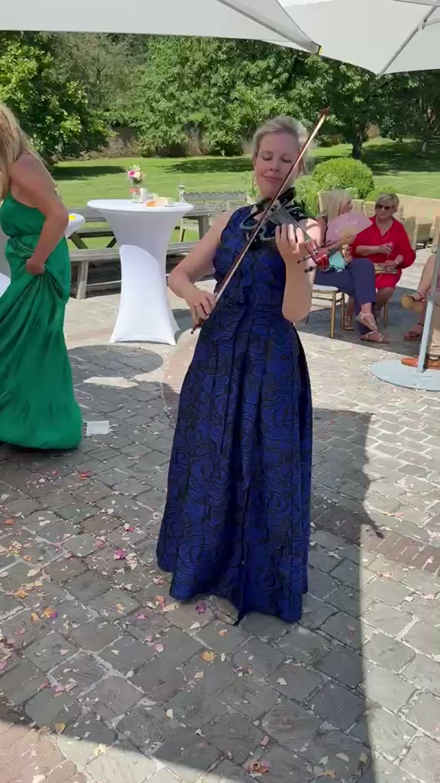 Violoniste professionnelle lors d'un vin d'honneur de mariage en Belgique